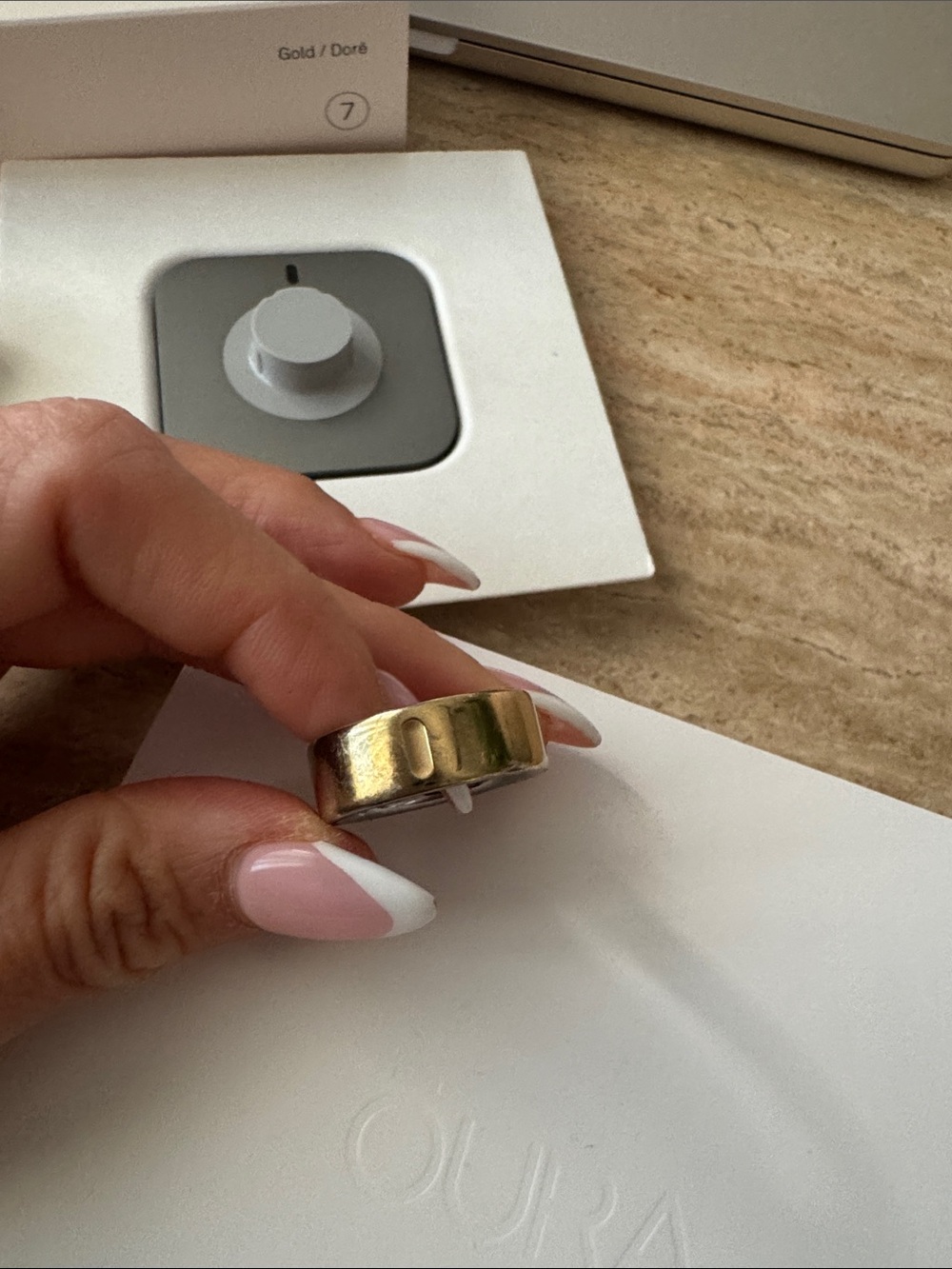 Oura Ring 4 - Gold - Picture 4 of 4